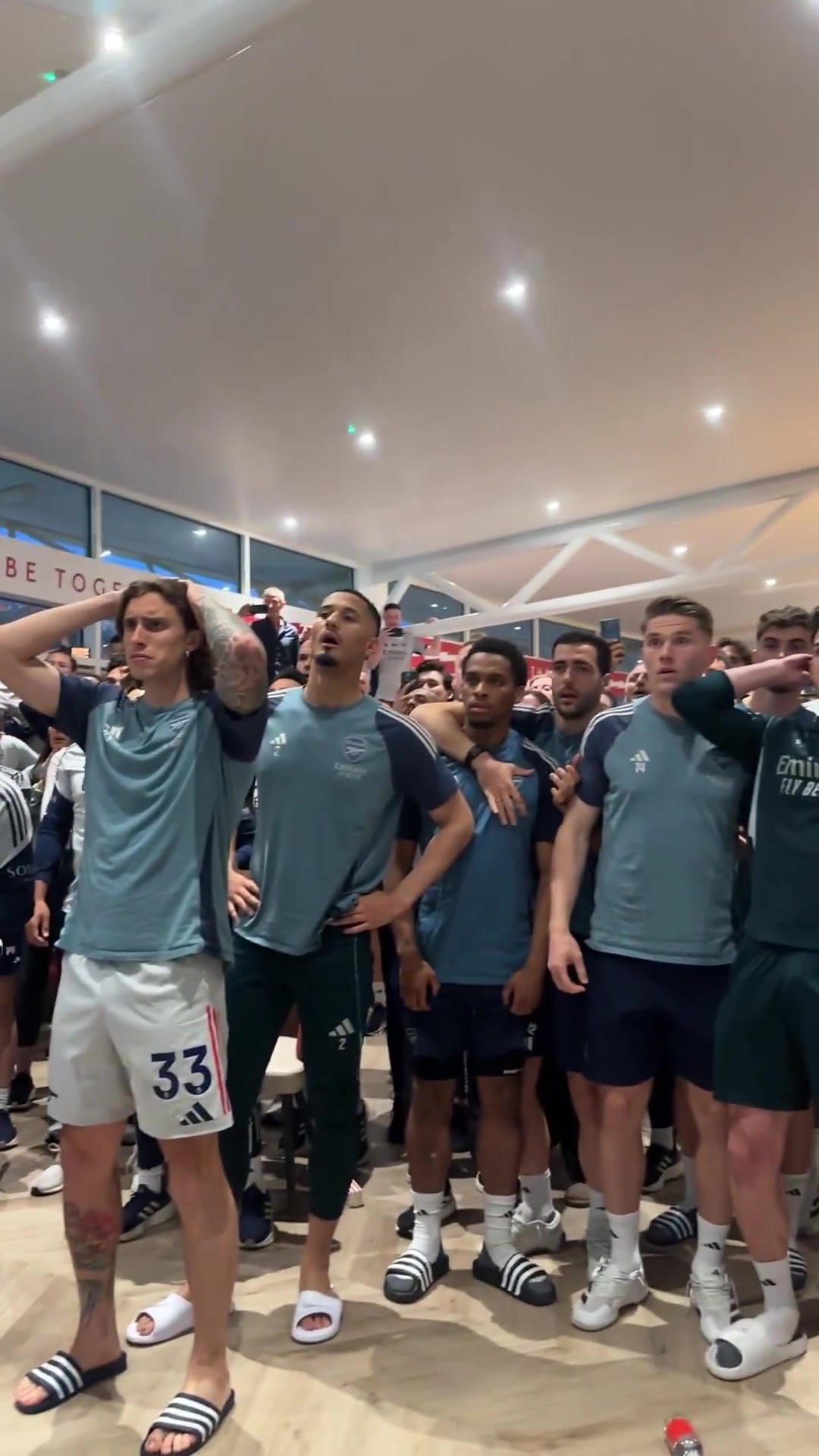 🤣阿森纳众将观战伯恩茅斯瞬间！萨利巴支招：4-4-2，伙计们！