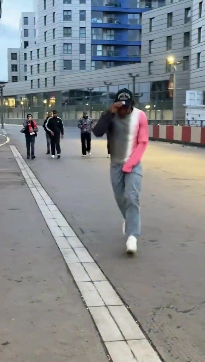 夺冠夜真睡不着！球迷清晨就在球场附近遇到廷伯、萨卡、赖斯等人